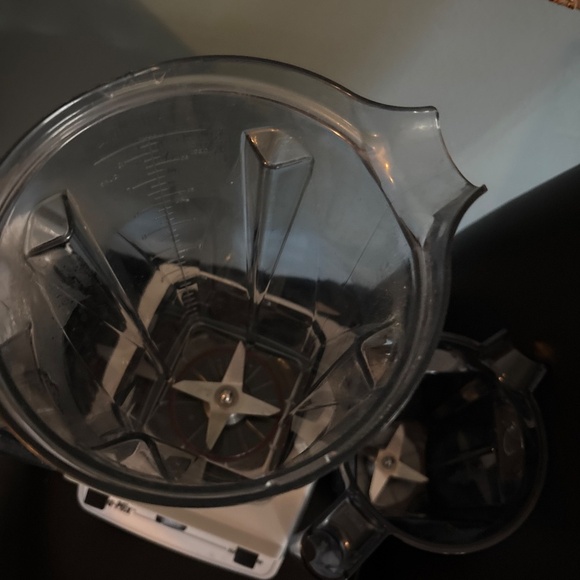 Vita-mix super 5000 with two canisters as shown unit works well no issues - Picture 7 of 11